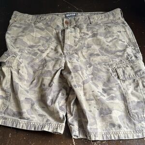 Izod Cargo Shorts Camo Size 38 9.75” Inseam 6 Pockets 100% Cotton Zip & Button